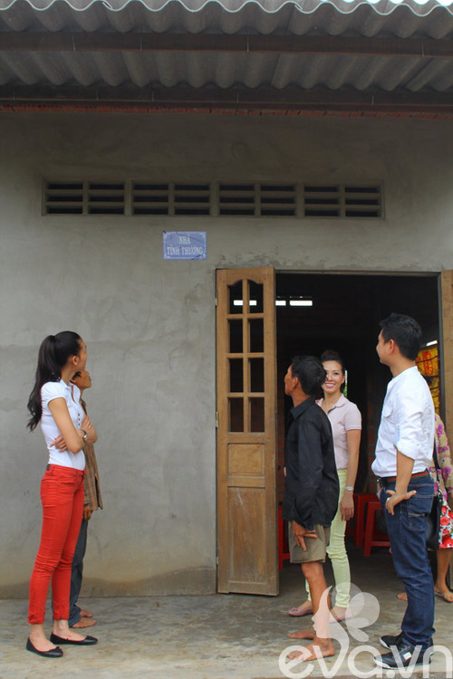 Dương Mỹ Linh tươi như hoa làm từ thiện - 8
