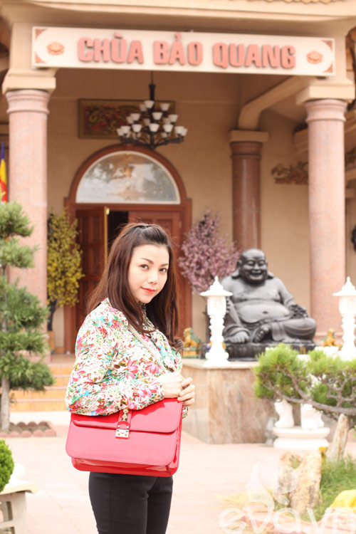 Trà Ngọc Hằng thành kính đi chùa ở Mỹ - 3