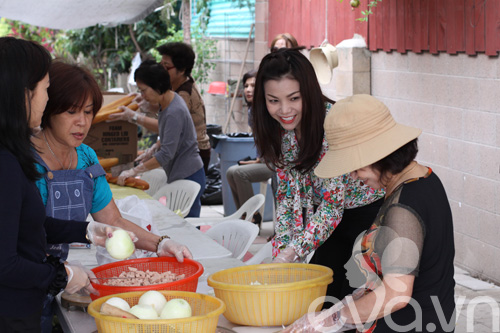 Trà Ngọc Hằng thành kính đi chùa ở Mỹ - 4
