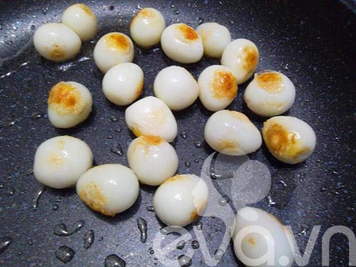 Thơm ngon món trứng cút om nấm - 4