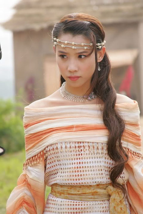 Những mỹ nhân cổ trang "mê mệt" tóc xoăn - 10