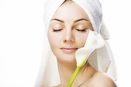 Kinh hoàng tắm trắng bằng thuốc nhuộm tóc, nước rửa móng tay - 1