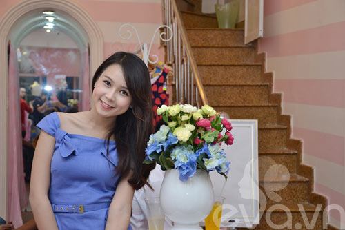 Hot girl Sam thích thú thành "bà chủ" - 2