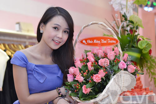 Hot girl Sam thích thú thành "bà chủ" - 4