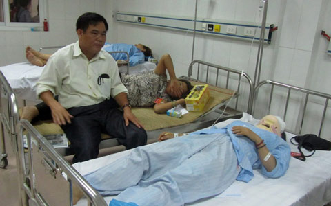 Kinh hoàng giây phút xe đi cầu siêu lao vực sâu - 1