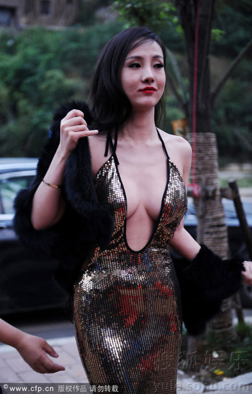 Can Lộ Lộ khoe hình xăm trên bầu ngực - 5