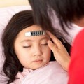 Làm mẹ - Hạ sốt cho bé bằng... tất ướt