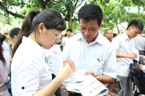 sang nay, thi sinh lam bai thi mon toan - 7