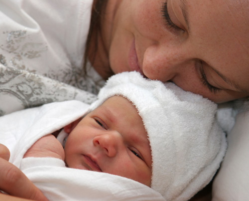 Cách chăm sóc trẻ sơ sinh mẹ bầu cần ghi nhớ