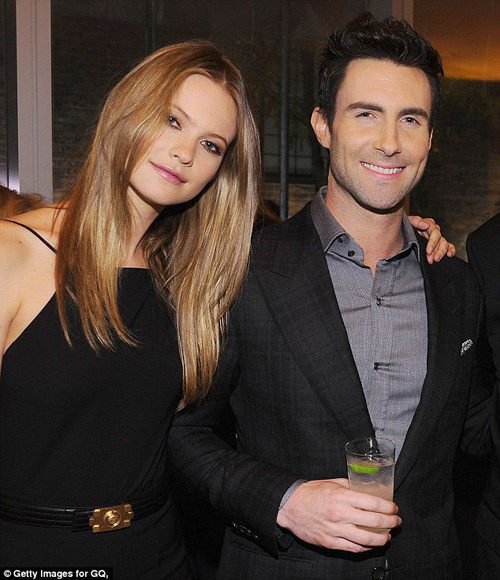 giam khao the voice my adam levine dinh hon - 1