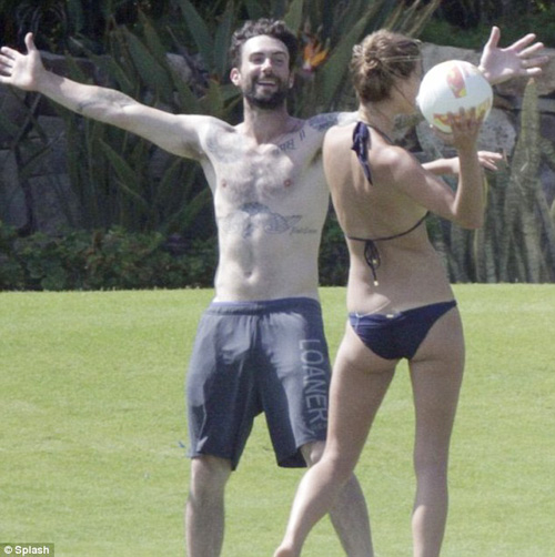 giam khao the voice my adam levine dinh hon - 2