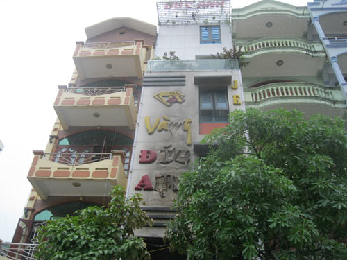 chay tiem vang: nha khong cua thoat hiem - 1