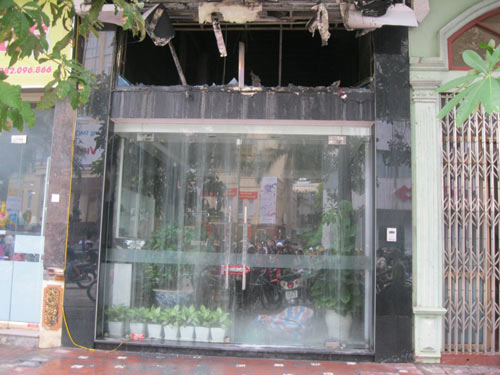 chay tiem vang: nha khong cua thoat hiem - 2