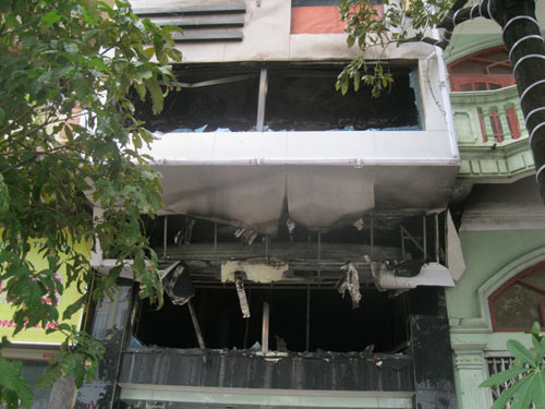 chay tiem vang: nha khong cua thoat hiem - 3