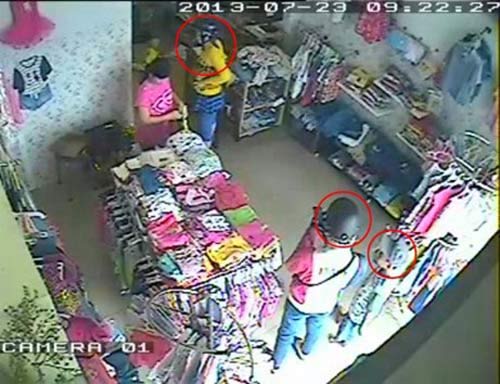 clip: 'gia dinh sieu trom' dan canh lay laptop - 2