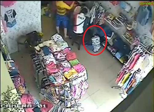 clip: 'gia dinh sieu trom' dan canh lay laptop - 3
