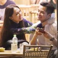 Làng sao - Hương Giang Idol bá cổ bạn trai ở quán vỉa hè