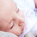 Làm mẹ - Bà nội cắt lông mi cháu, cứu em!