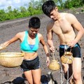 Đi đâu - Xem gì - Nhan Phúc Vinh, Linh Sơn cởi trần bắt cá kèo