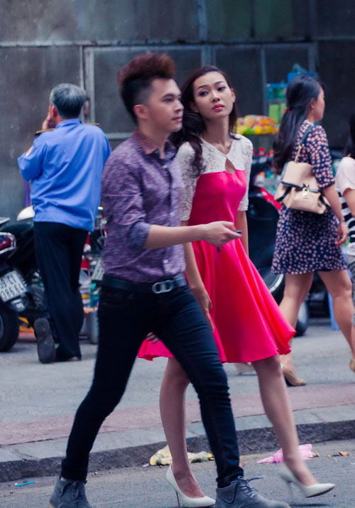 bat gap nam cuong om ap ban gai hoa khoi - 9