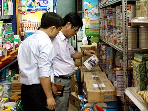 uong sua nhiem khuan nguy hiem the nao? - 1