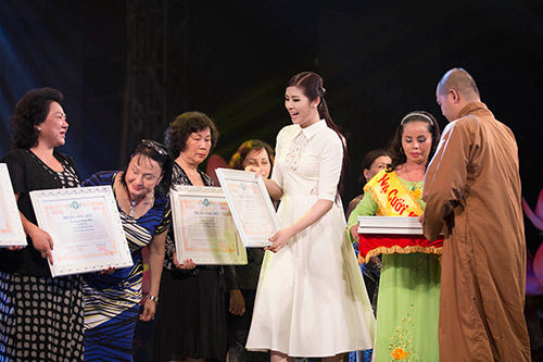 ngoc han giup tre em ngheo mo tim - 8