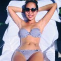 Làng sao - Thảo Trang "xấu lạ" khoe thân hình đồng hồ cát