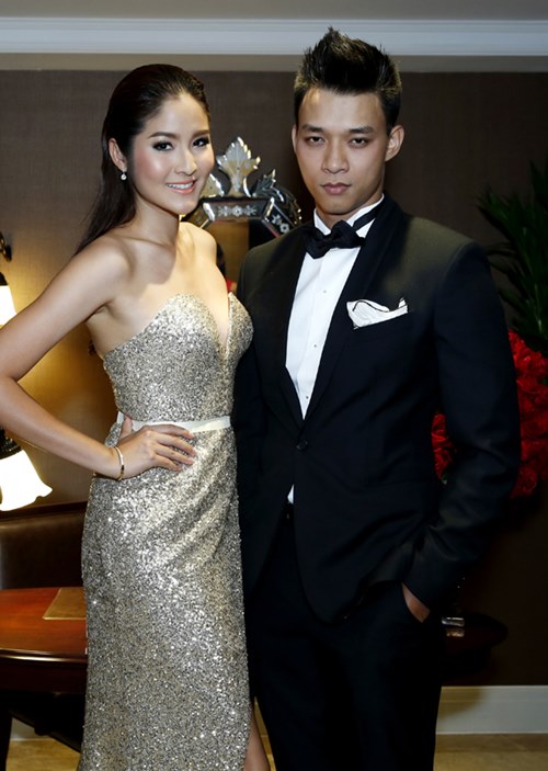 ngoc trinh khoe vai tran du tiec o thai lan - 10