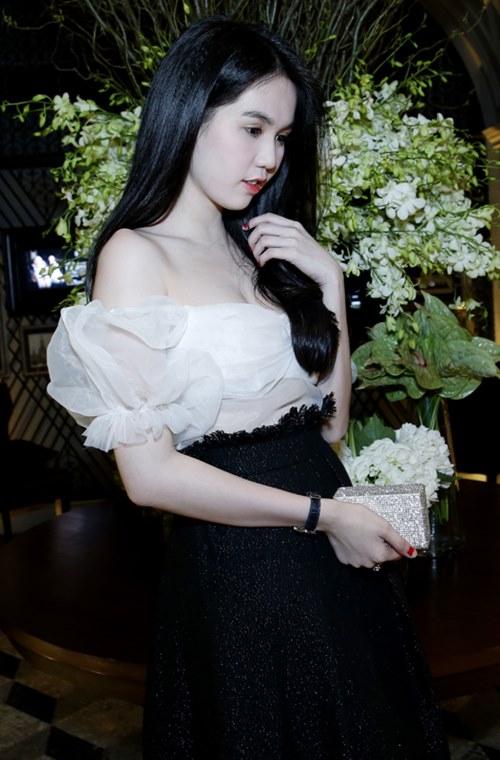 ngoc trinh khoe vai tran du tiec o thai lan - 2