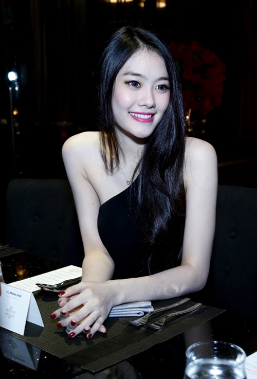 ngoc trinh khoe vai tran du tiec o thai lan - 4