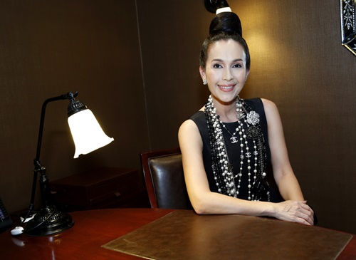 ngoc trinh khoe vai tran du tiec o thai lan - 5