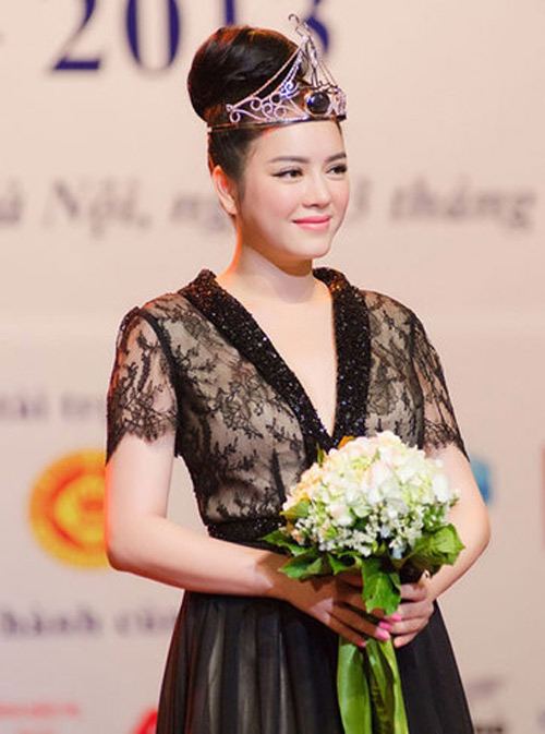 Lý Nhã Kỳ xuất hiện với bộ ngực lép kẹp - 2
