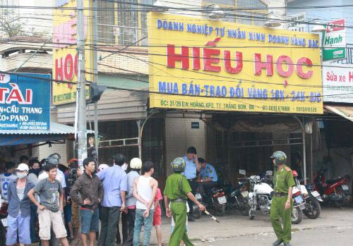 chu tiem vang chet loa the trong phong - 1
