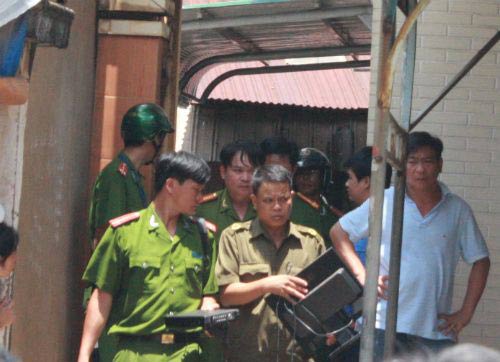 chu tiem vang chet loa the trong phong - 2
