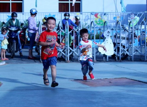 con trai thanh thuy "khoc nhu mua" ngay dau di hoc - 7