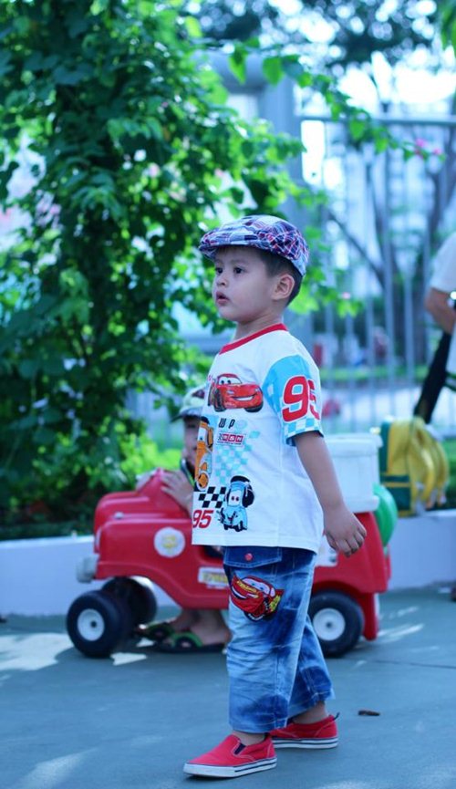 con trai thanh thuy "khoc nhu mua" ngay dau di hoc - 8