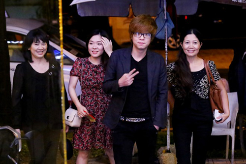 bui anh tuan di an dem cung me va em gai - 1