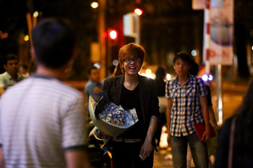 bui anh tuan di an dem cung me va em gai - 7