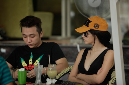 Andrea lạnh lùng gặp mặt Yanbi và bạn bè - 7