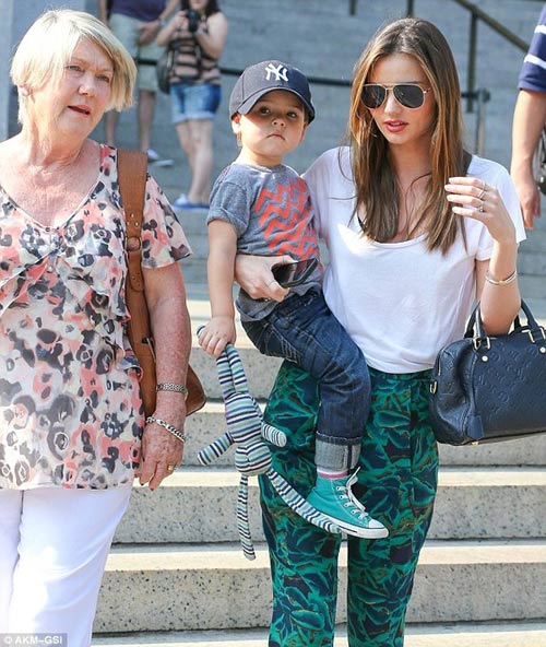 be flynn "xi mat" di choi cung me miranda - 1