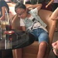 Làng sao - Phương Mỹ Chi ngủ gật trong buổi offline