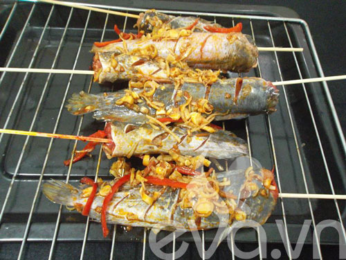 Cá trê nướng sa tế ngày mưa - 6