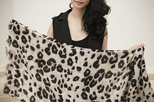 4 cach phoi khan lua cung blazer - 7