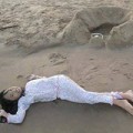 Làng sao - Phương Mỹ Chi nằm trên cát ngắm đất trời