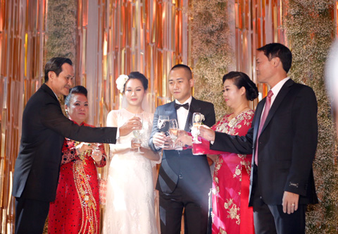 ngoc thach gan kiet suc trong dam cuoi tien ty - 17