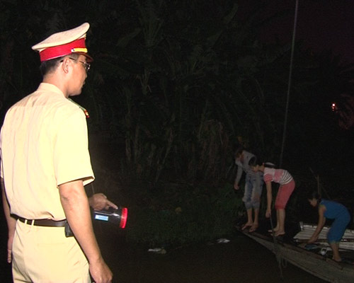 hoc sinh mien trung nghi hoc tranh sieu bao - 2
