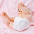 Làm mẹ - Đầu gối không chạm là chân con bị tật?