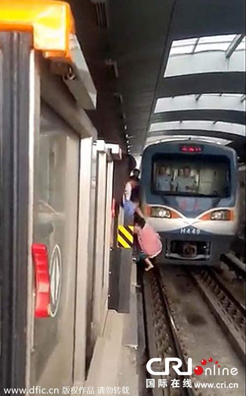 'hu via' me bau roi xuong duong tau - 4