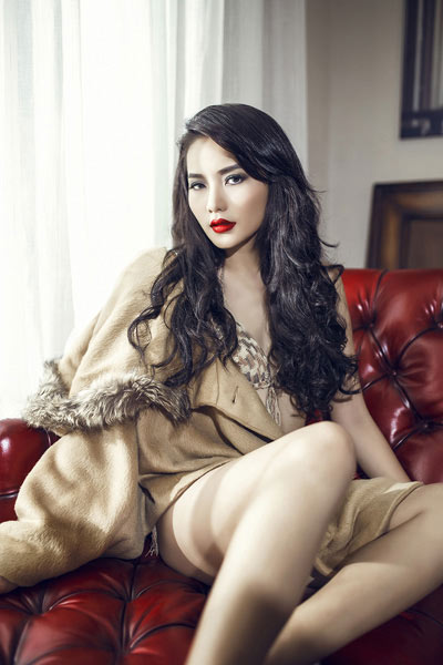phuong uyen mat dien thoai khi lam giam khao - 3