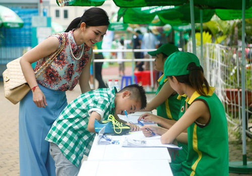 kim hien tranh thu dua con di choi truoc ngay cuoi - 1